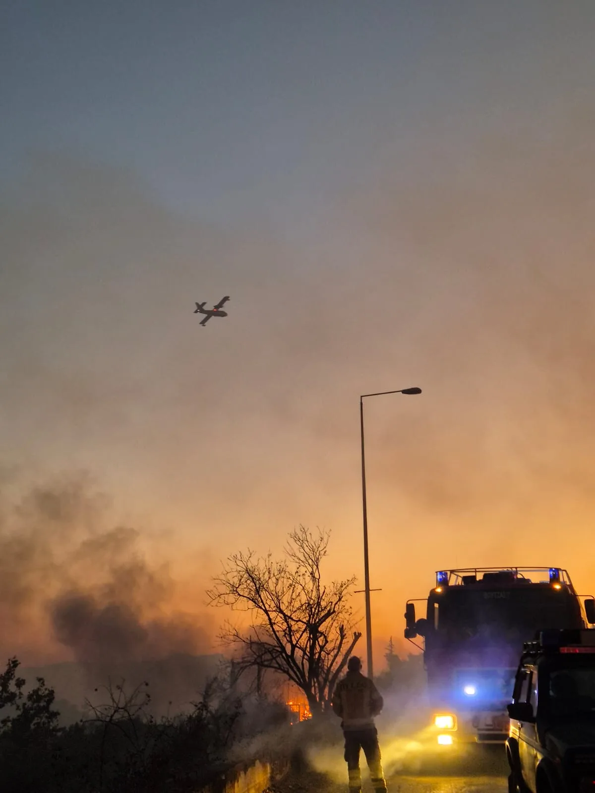 Flugzeug und Brand in der Nähe.